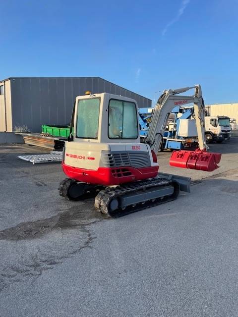 MINI PELLE TAKEUCHI TB 250